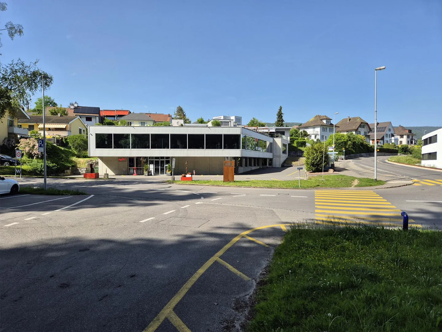 Complexe résidentiel et commercial prominent dans un emplacement de choix - Photo 2 sur 24