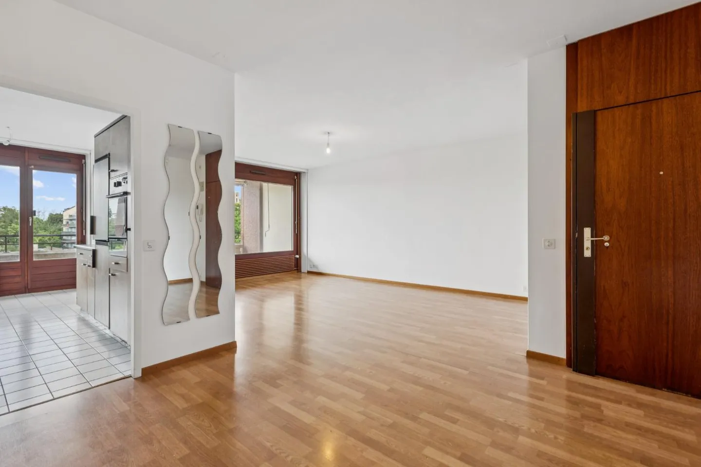 EXCLUSIVITY - Beautiful 4-Room Apartment on a Higher Floor - Photo 2 of 5