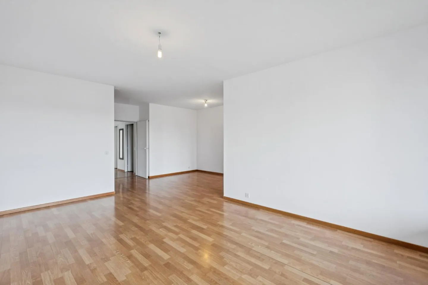 EXCLUSIVITY - Beautiful 4-Room Apartment on a Higher Floor - Photo 3 of 5