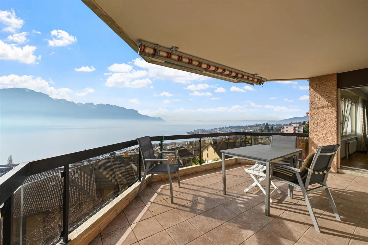 MONTREUX - GERÄUMIGE 4.5 ZIMMER MIT UNVERBAUBAREM BLICK - Foto 5 von 11