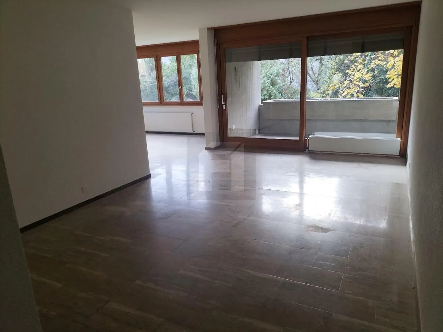 Appartement spacieux avec balcons - Photo 1 sur 6