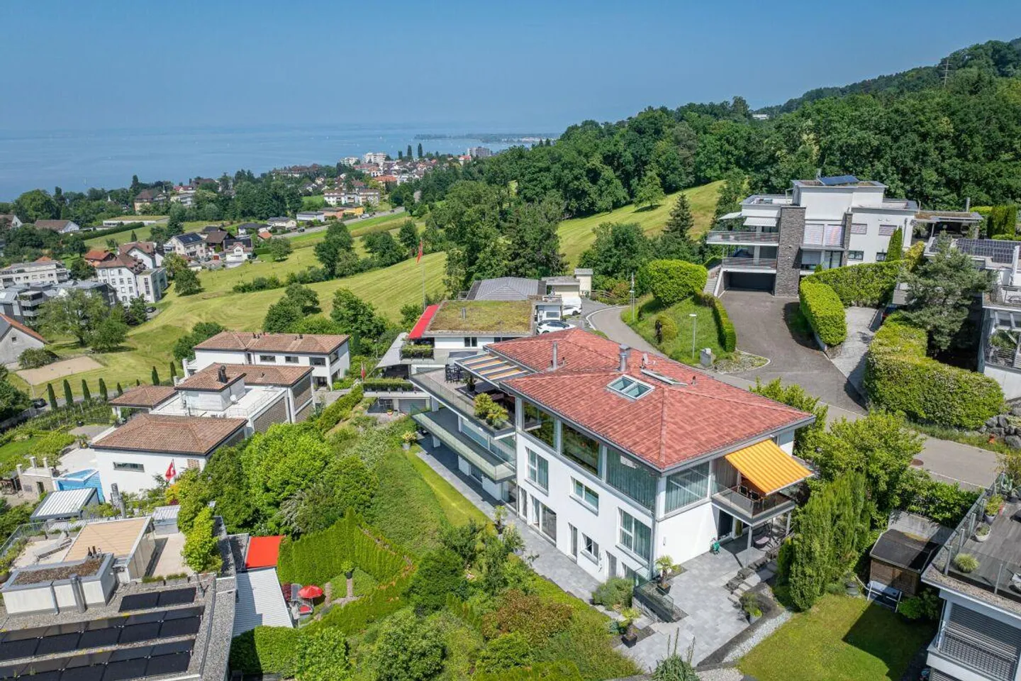 Une maison avec horizon - Élégante maisonette penthouse de 5 1/2 pièces au-dessus du lac de Constance - Photo 4 sur 13