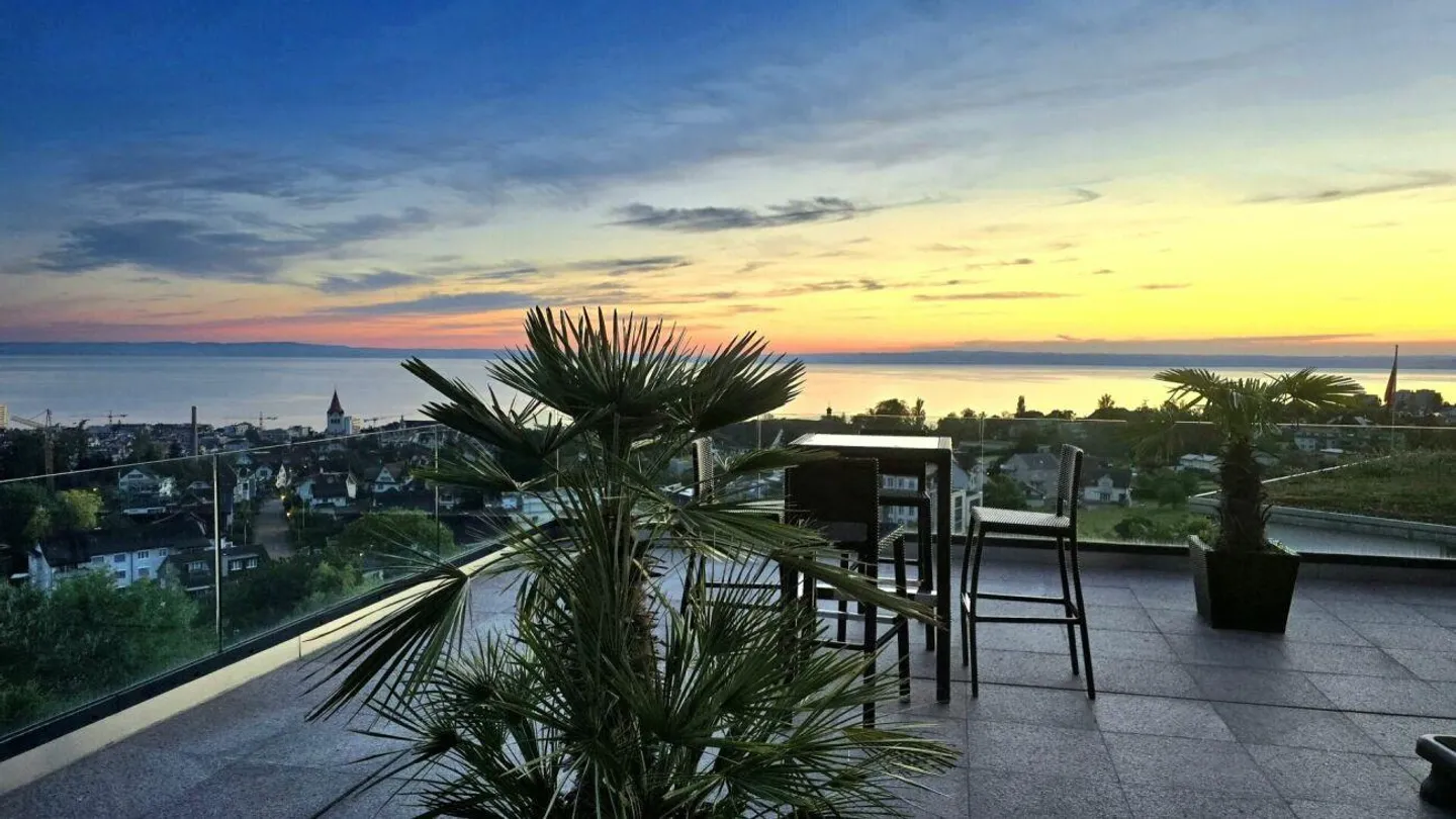 Une maison avec horizon - Élégante maisonette penthouse de 5 1/2 pièces au-dessus du lac de Constance - Photo 5 sur 13