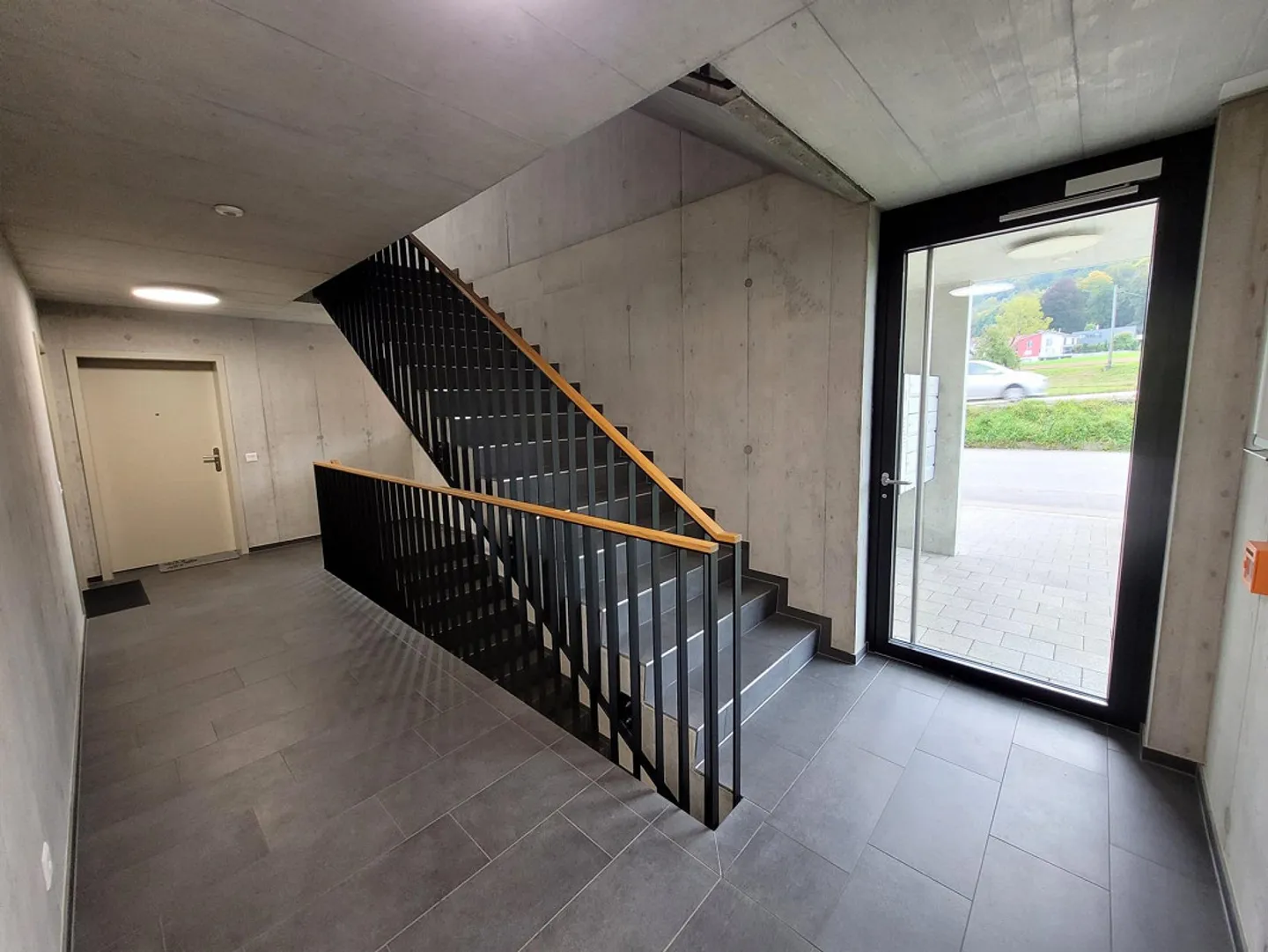 Appartamento moderno 2,5 locali con lavatrice/asciugatrice privata e patio dal 1° settembre. - Foto 7 di 11