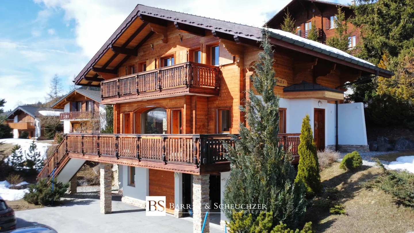 Chalet con spazio studio indipendente, 2 garage e vista - Foto 1 di 30