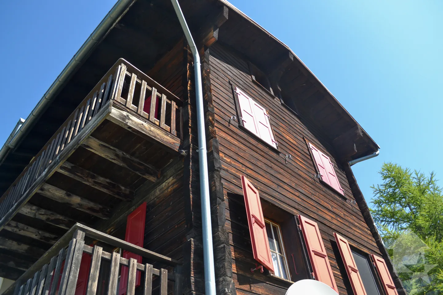 Village house with 3 apartments, two 3.5 rooms and one 2.5 rooms - Photo 1 of 38