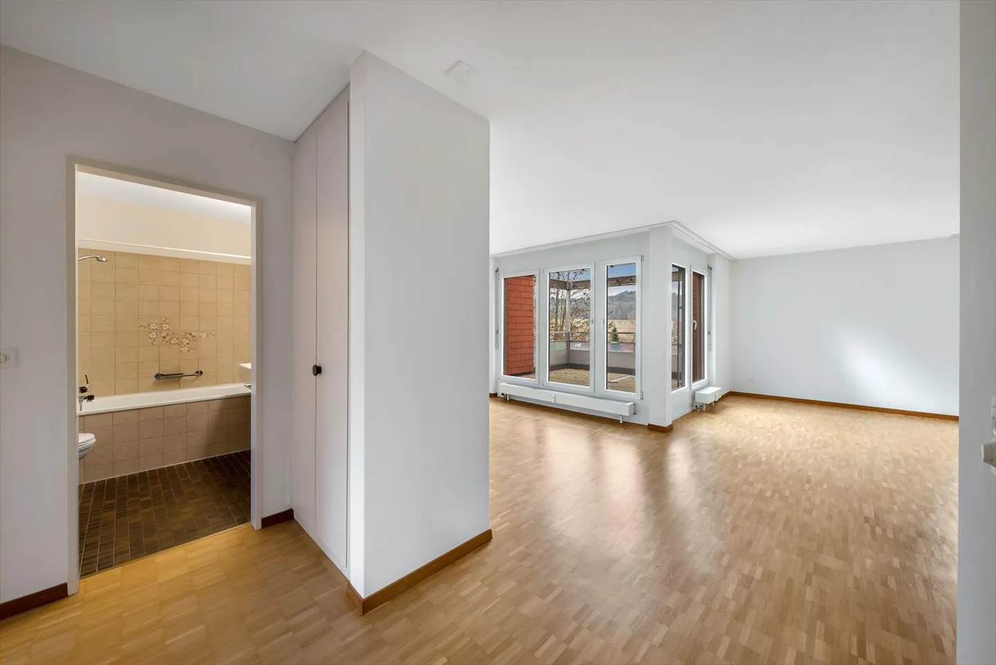 Appartamento spazioso in posizione centrale - limitato fino al 31.03.2028! - Foto 3 di 6