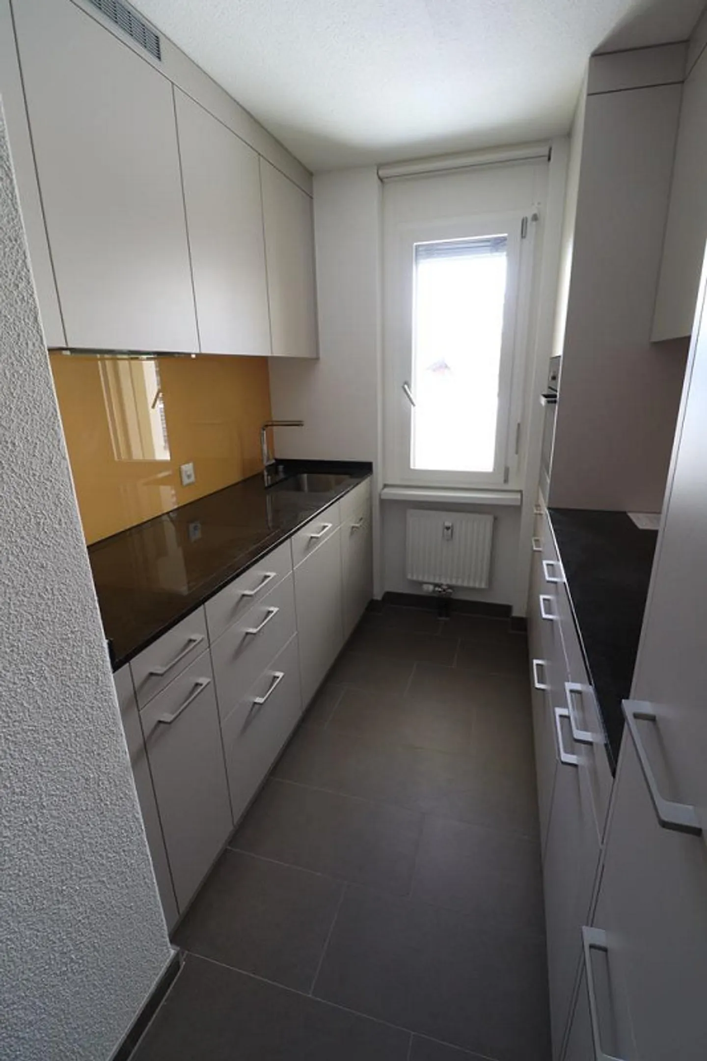 2 1/2-room penthouse apartment with a view of the mountains - Photo 4 of 5