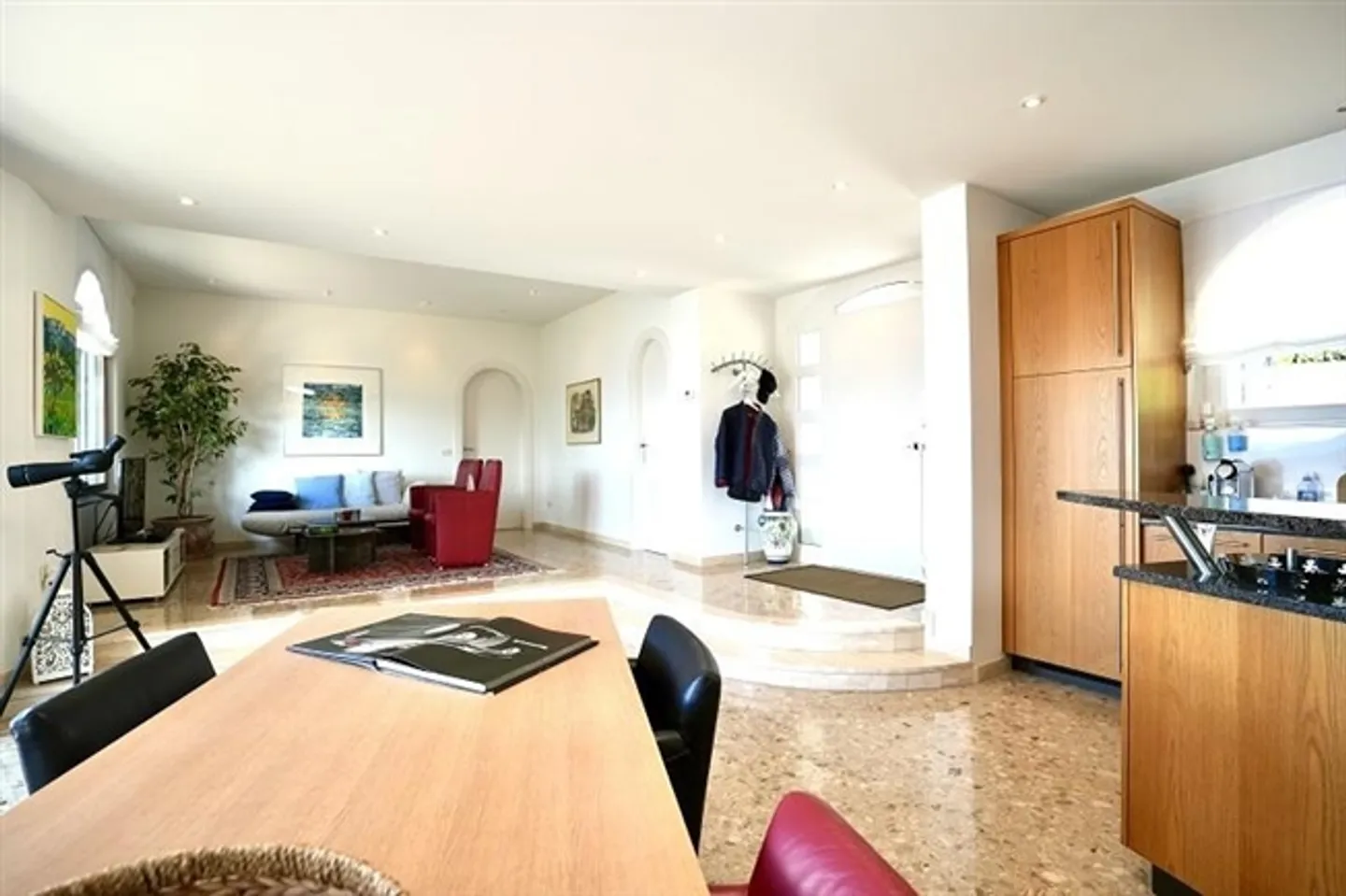 7 1/2-Room Villa in a Very Quiet, Sunny Location with Panoramic Lake View - Photo 3 of 20