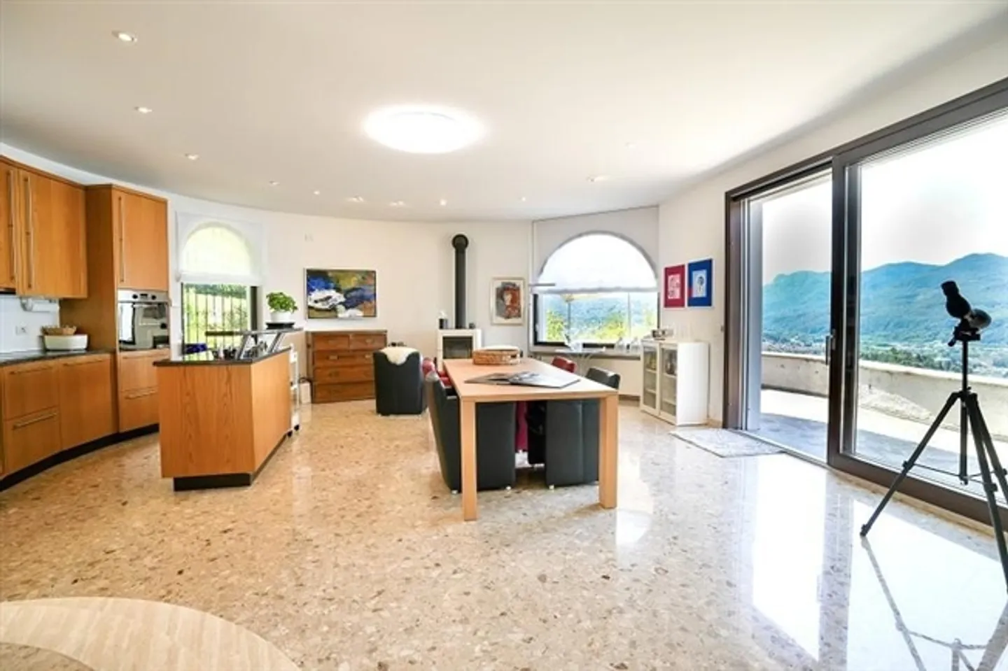 7 1/2-Room Villa in a Very Quiet, Sunny Location with Panoramic Lake View - Photo 4 of 20