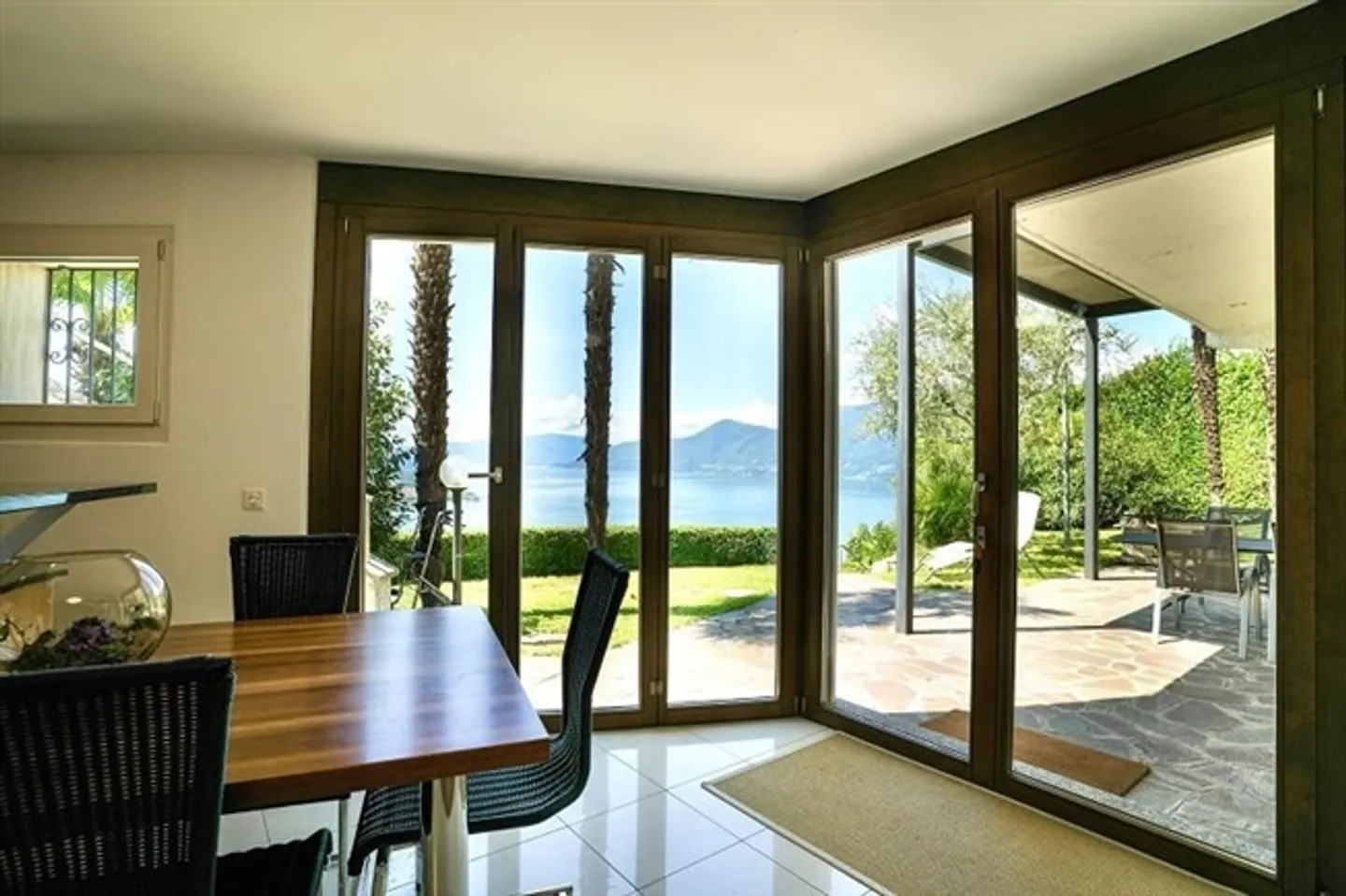 7 1/2-Room Villa in a Very Quiet, Sunny Location with Panoramic Lake View - Photo 14 of 20