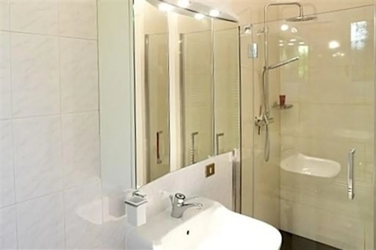 7 1/2-Room Villa in a Very Quiet, Sunny Location with Panoramic Lake View - Photo 19 of 20