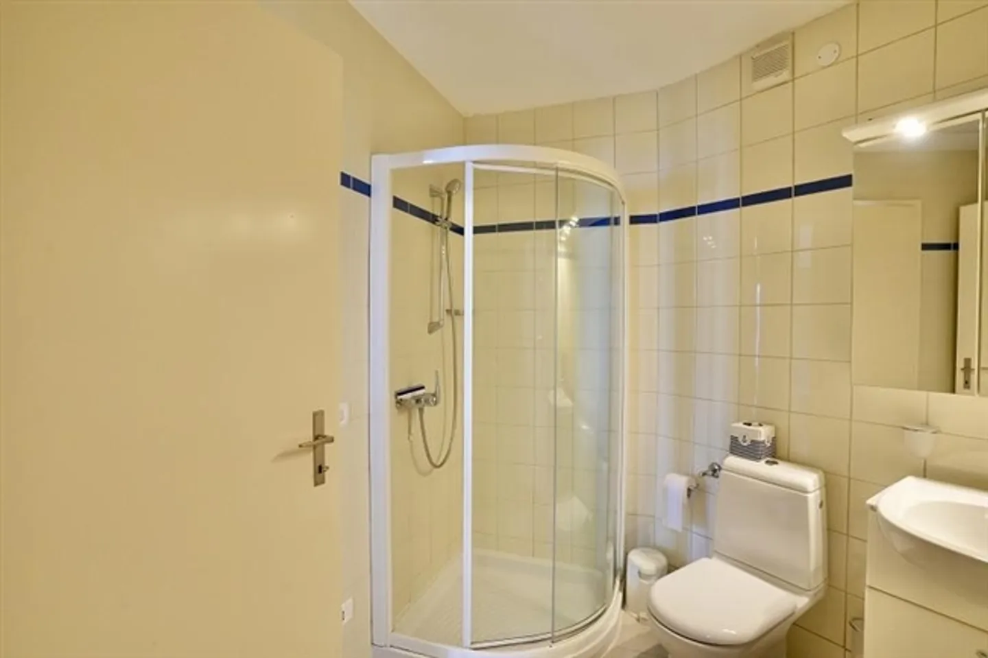 7 1/2-Room Villa in a Very Quiet, Sunny Location with Panoramic Lake View - Photo 20 of 20