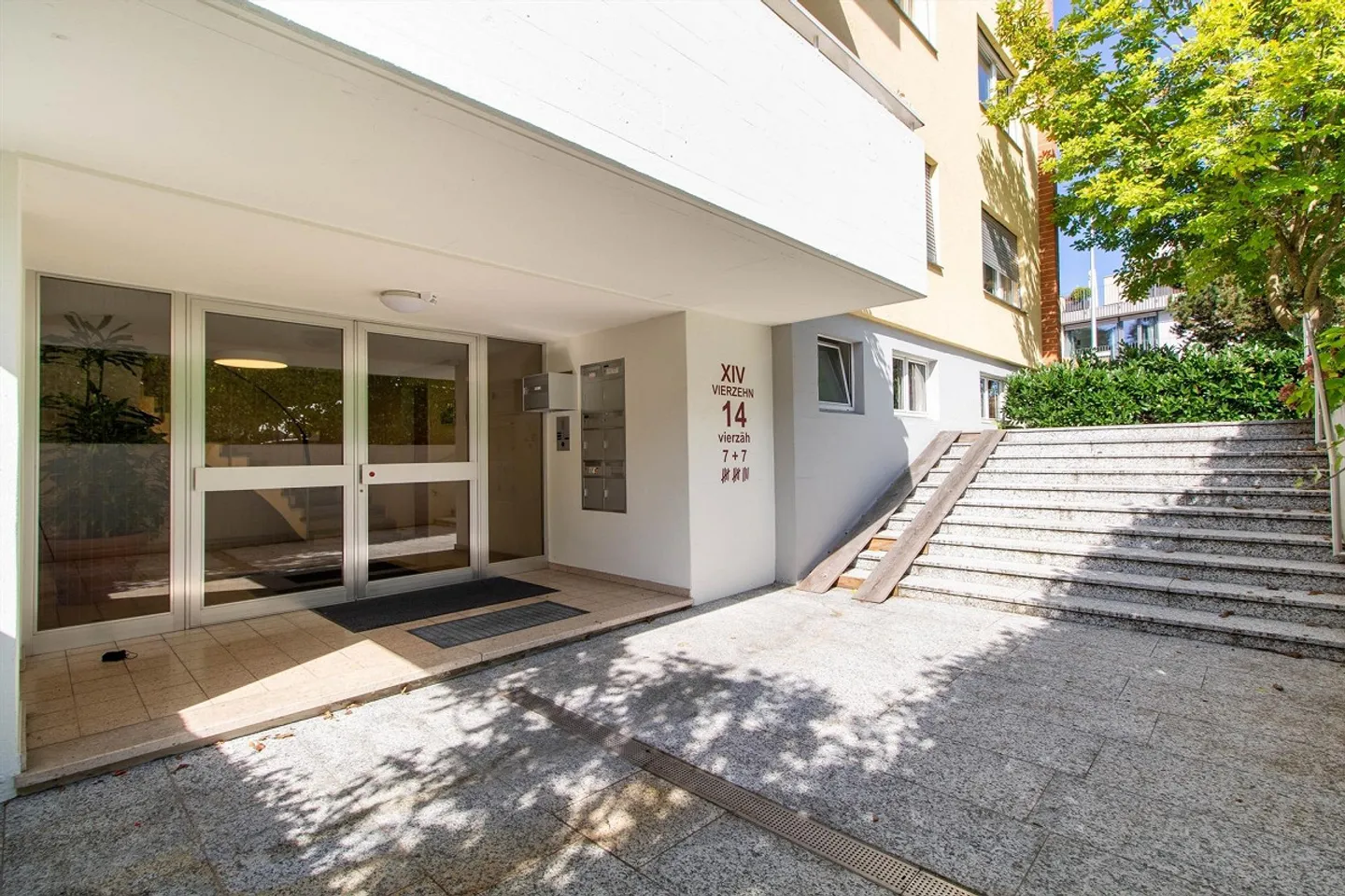 Appartement spacieux et lumineux de 4 pièces (103m²) avec tour de lavage privé à Reinach - Photo 3 sur 17