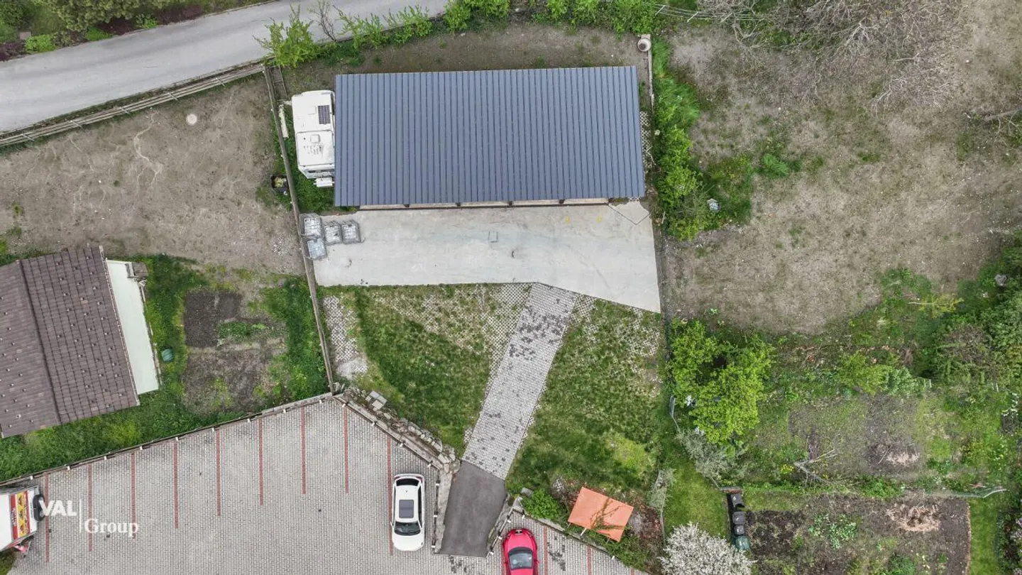 Otto posti auto all'aperto e cinque garage moderni in posizione centrale - Foto 3 di 4