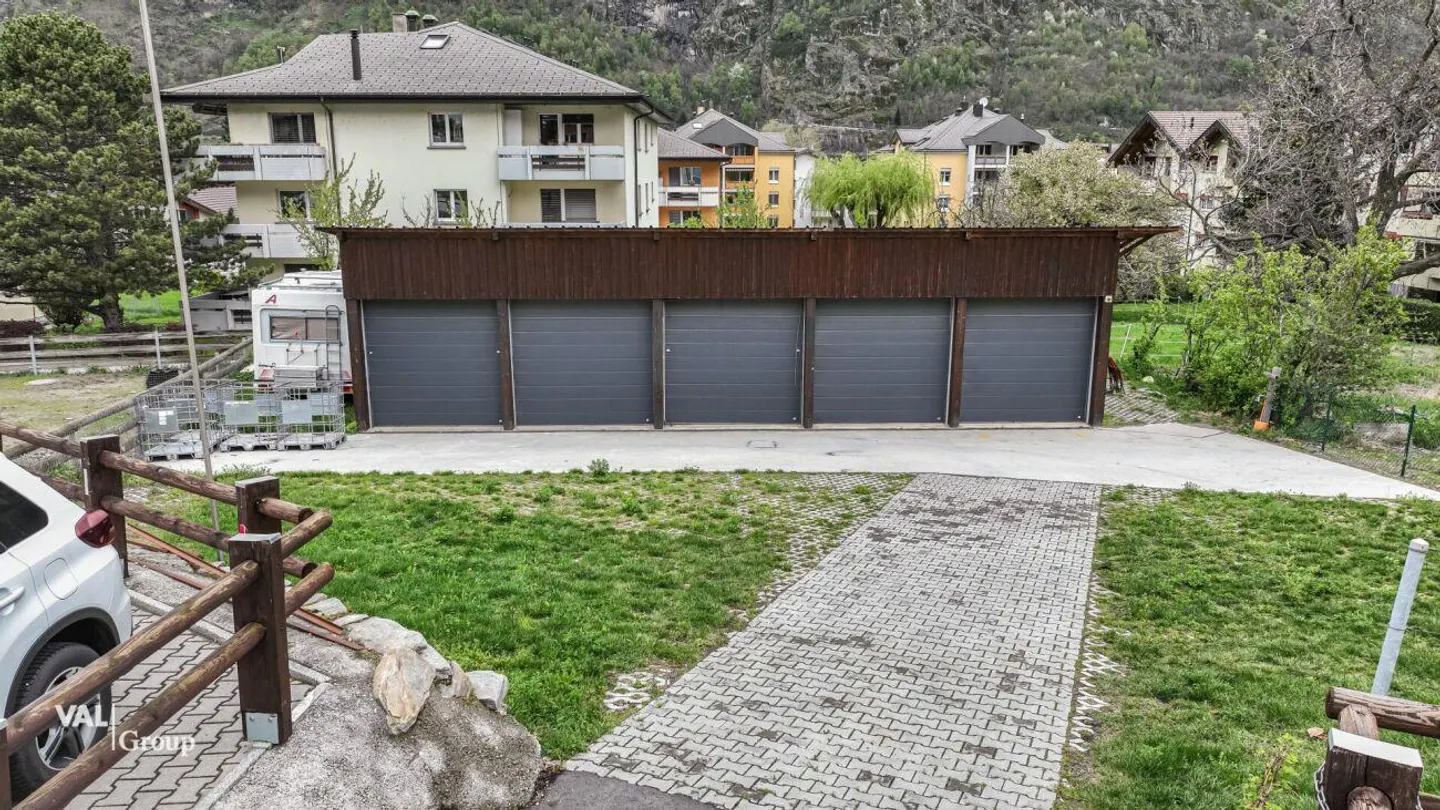 Otto posti auto all'aperto e cinque garage moderni in posizione centrale - Foto 4 di 4