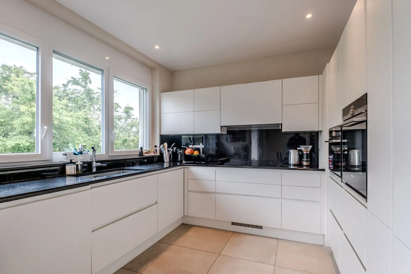 Spacious Apartment in Quiet Area - Photo 3 of 10
