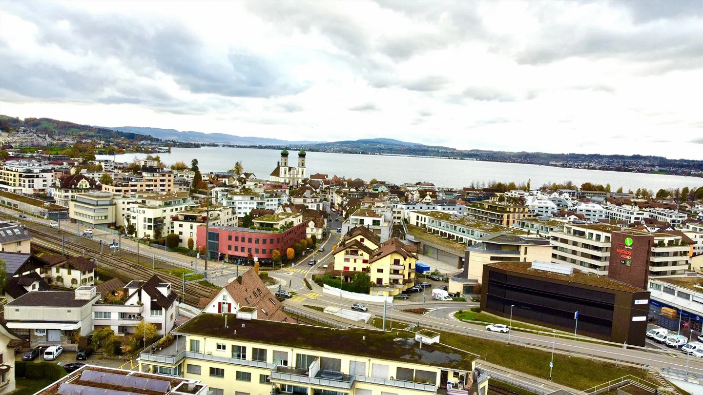 Appartement moderne de 4,5 pièces près du lac à Lachen - incl. 2 places de parking souterrain - Photo 2 sur 14