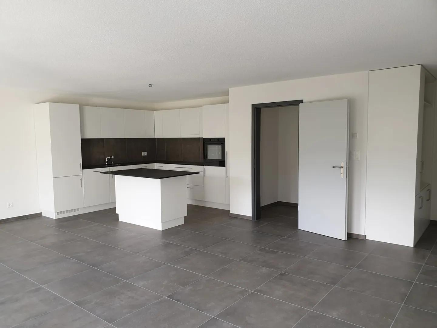 Appartement spacieux 4,5 pièces - Photo 2 sur 11