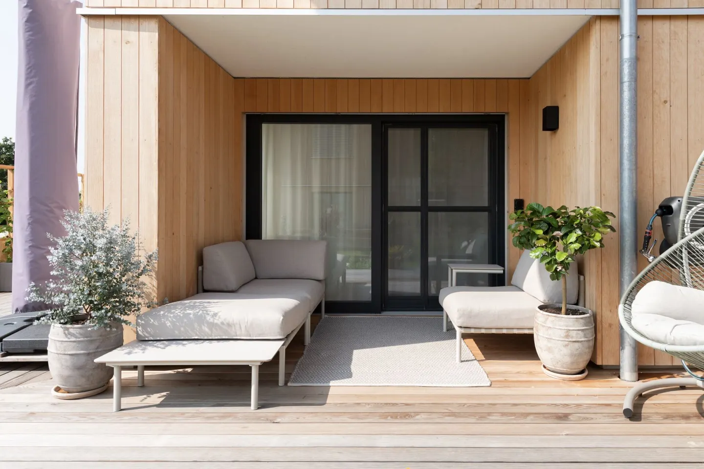 Modern Detached House with Versatile Space Offer - Photo 2 of 13