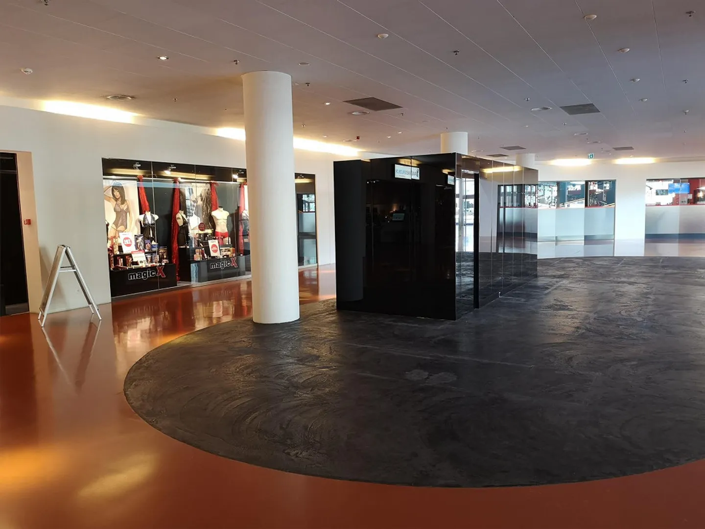 Espaces de vente de 100 à 250 m2 dans le Westcenter - Photo 10 sur 10