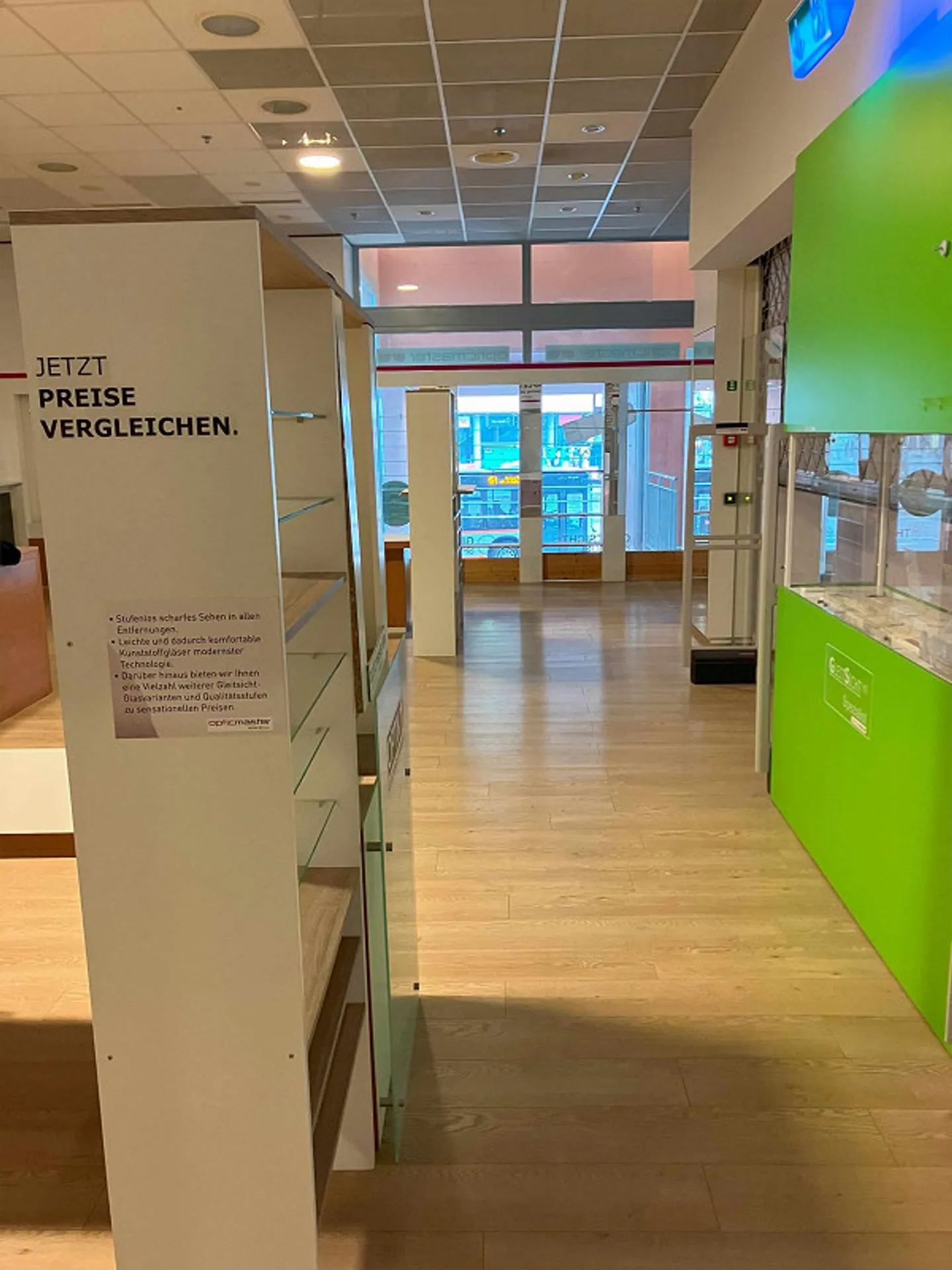 Espaces de vente de 100 à 250 m2 dans le Westcenter - Photo 8 sur 10