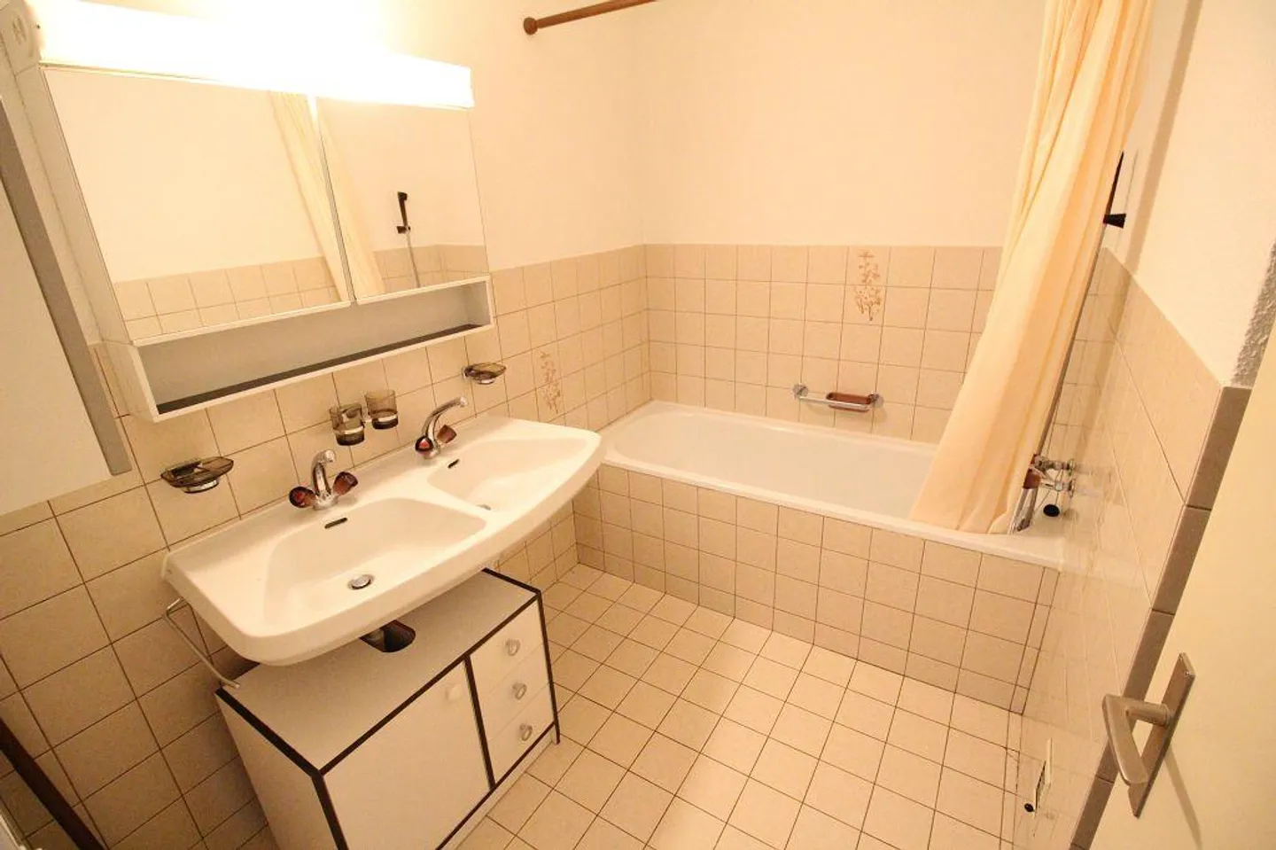 Ideal Family Apartment with Private Patio - Photo 9 of 12