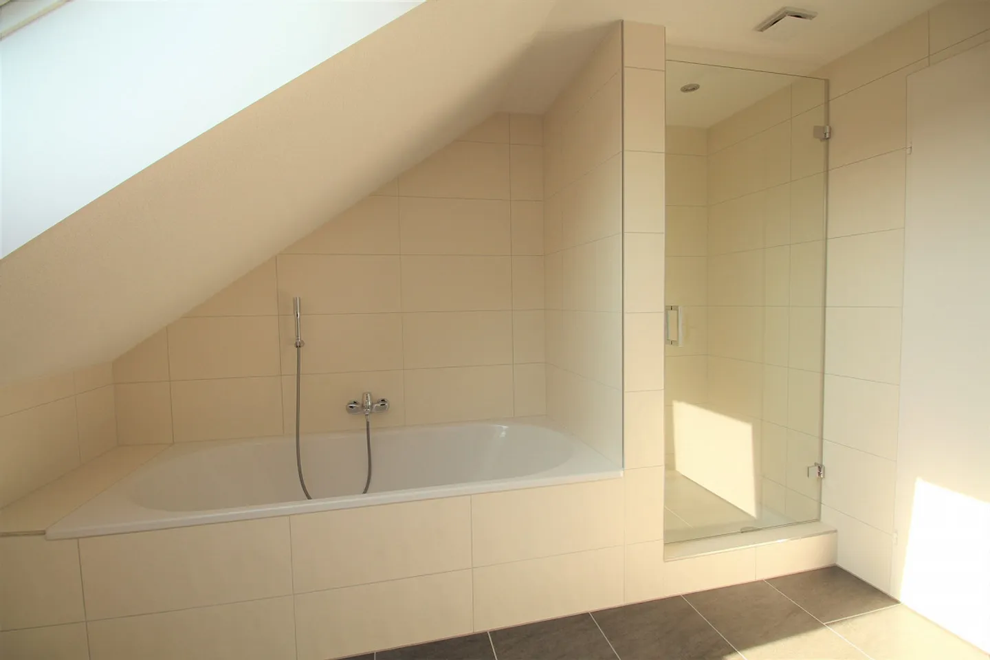 Appartamento mansardato, recentemente ristrutturato, grande e tranquillo, adiacente a Wil - Foto 12 di 17