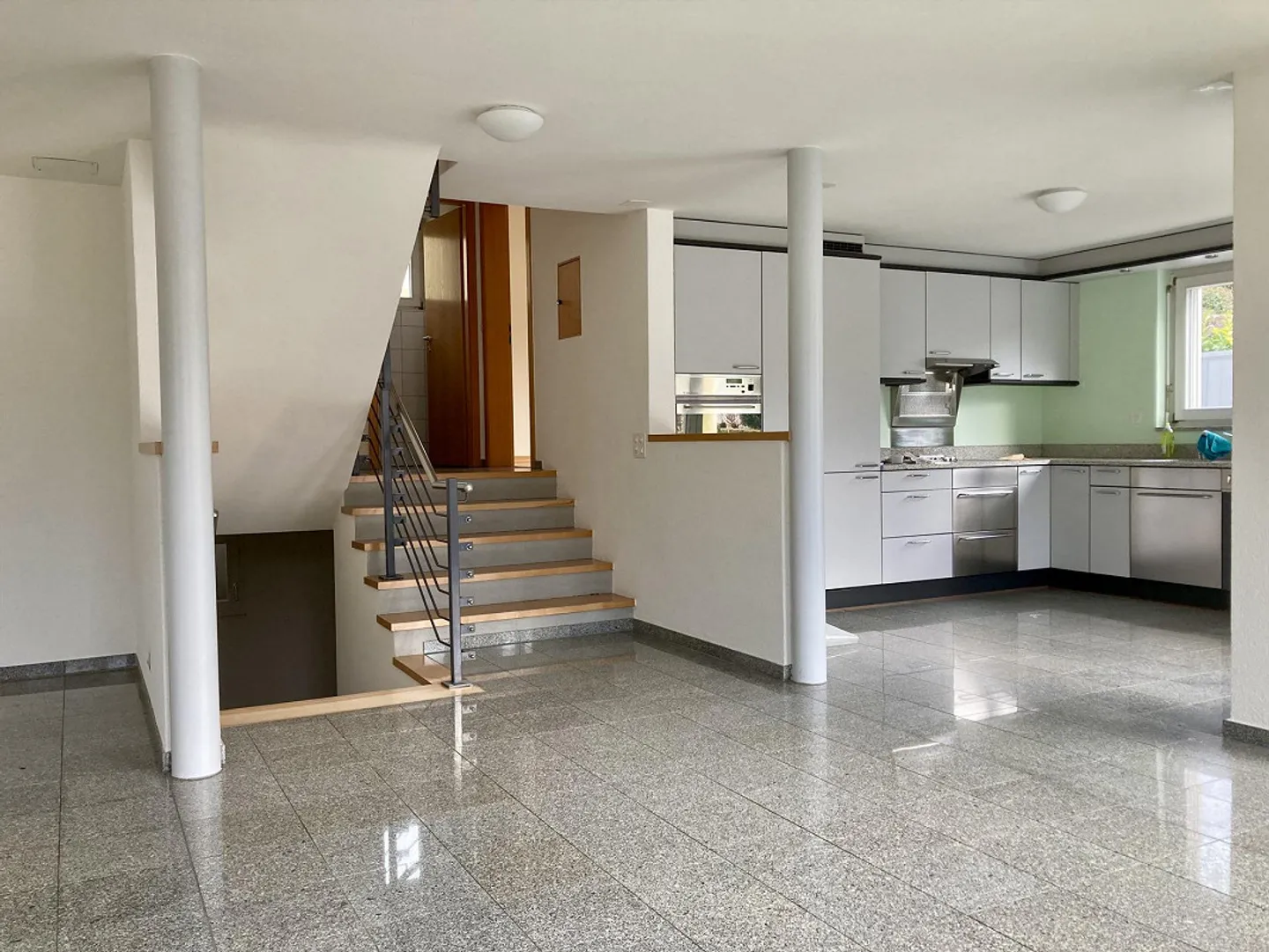 Maison individuelle de 6½ pièces avec appartement de 2½ pièces, emplacement ensoleillé sur la colline - Photo 3 sur 12