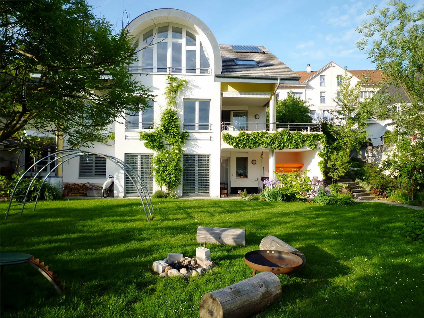 Maison individuelle de 6½ pièces avec appartement de 2½ pièces, emplacement ensoleillé sur la colline - Photo 1 sur 12