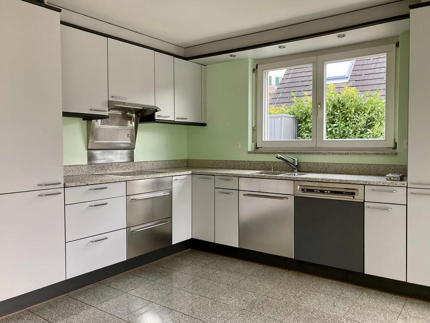 Maison individuelle de 6½ pièces avec appartement de 2½ pièces, emplacement ensoleillé sur la colline - Photo 4 sur 12