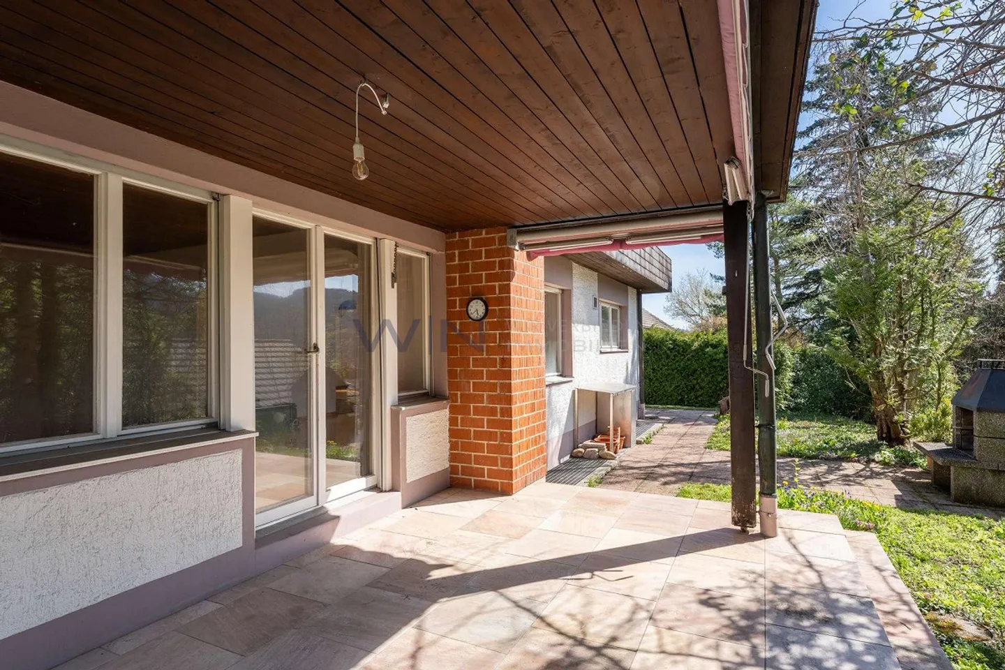 Maison familiale de 1970 avec potentiel d'extension - Photo 2 sur 13