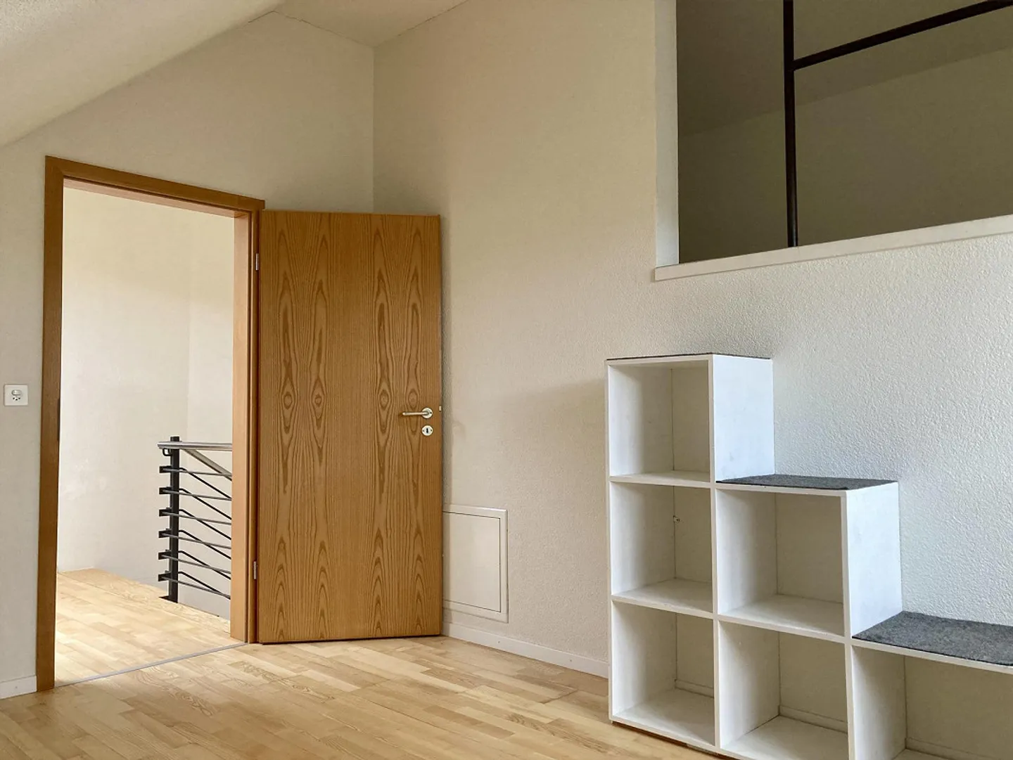 Maison individuelle de 6½ pièces avec appartement de 2½ pièces, emplacement ensoleillé sur la colline - Photo 9 sur 12