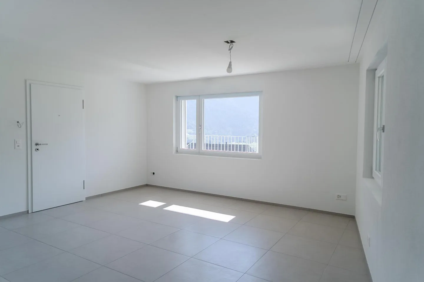 Modern 2.5-room apartment with terrace and panoramic view - Photo 2 of 18