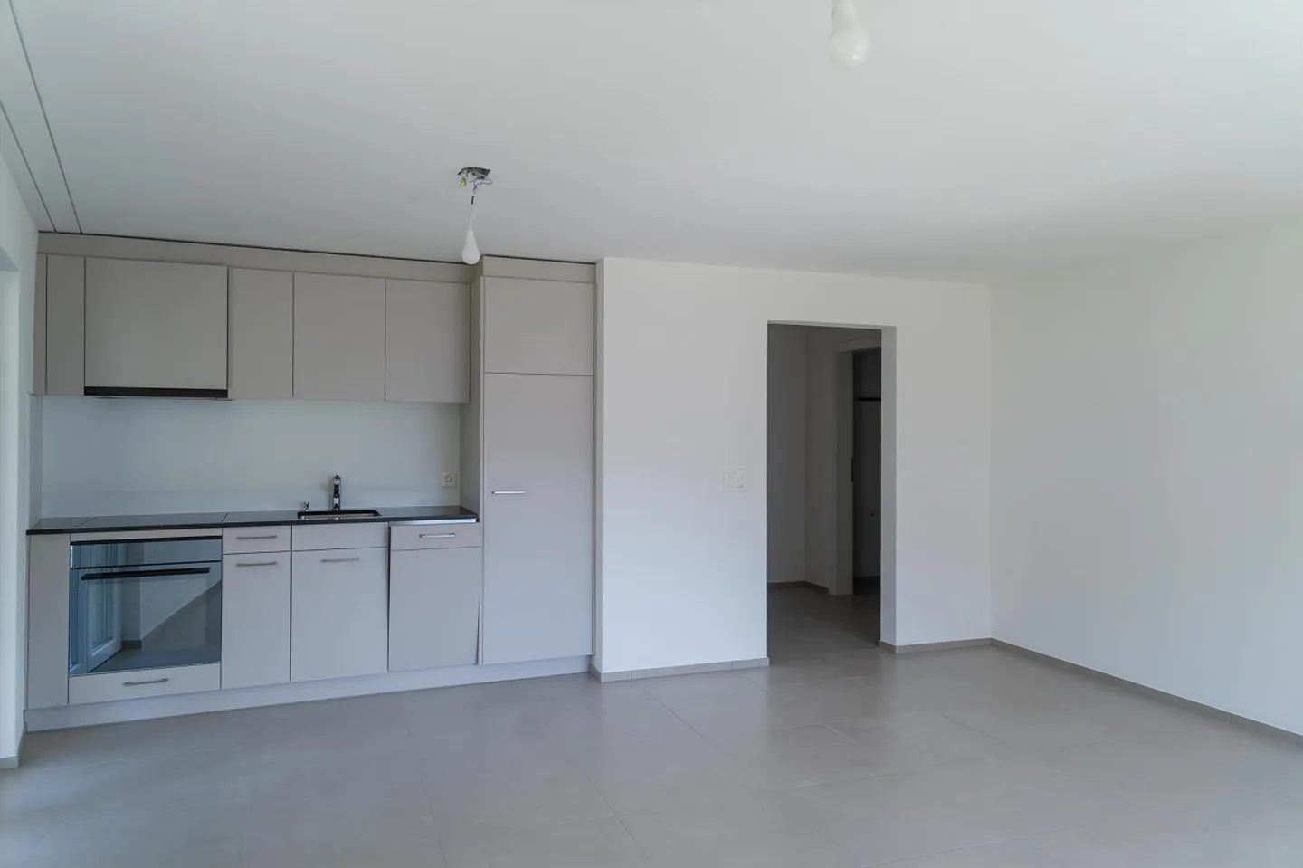 Modern 2.5-room apartment with terrace and panoramic view - Photo 3 of 18