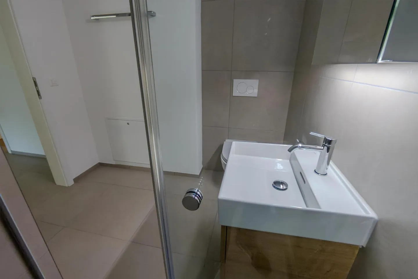 Modern 2.5-room apartment with terrace and panoramic view - Photo 8 of 18