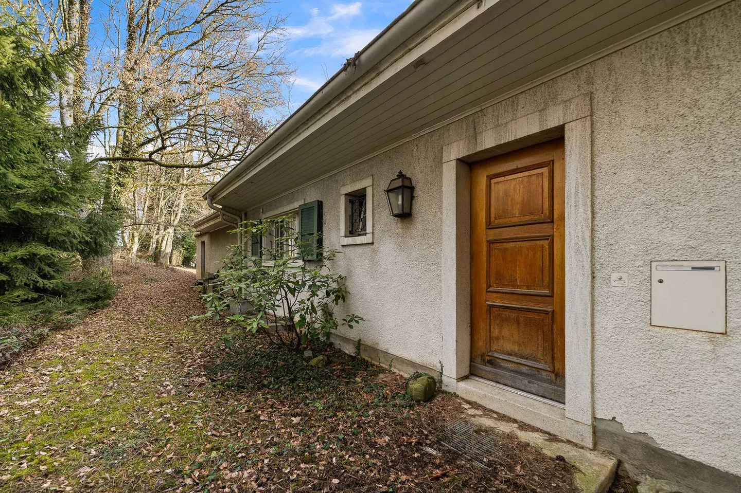 Magnificent Villa for Renovation in the Heart of the Vineyards with Exceptional Views of the Lake and the Alps - Photo 5 of 15