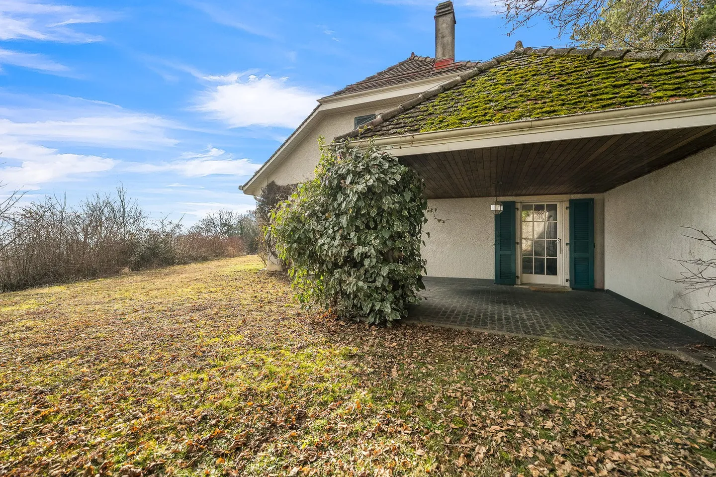 Magnificent Villa for Renovation in the Heart of the Vineyards with Exceptional Views of the Lake and the Alps - Photo 6 of 15