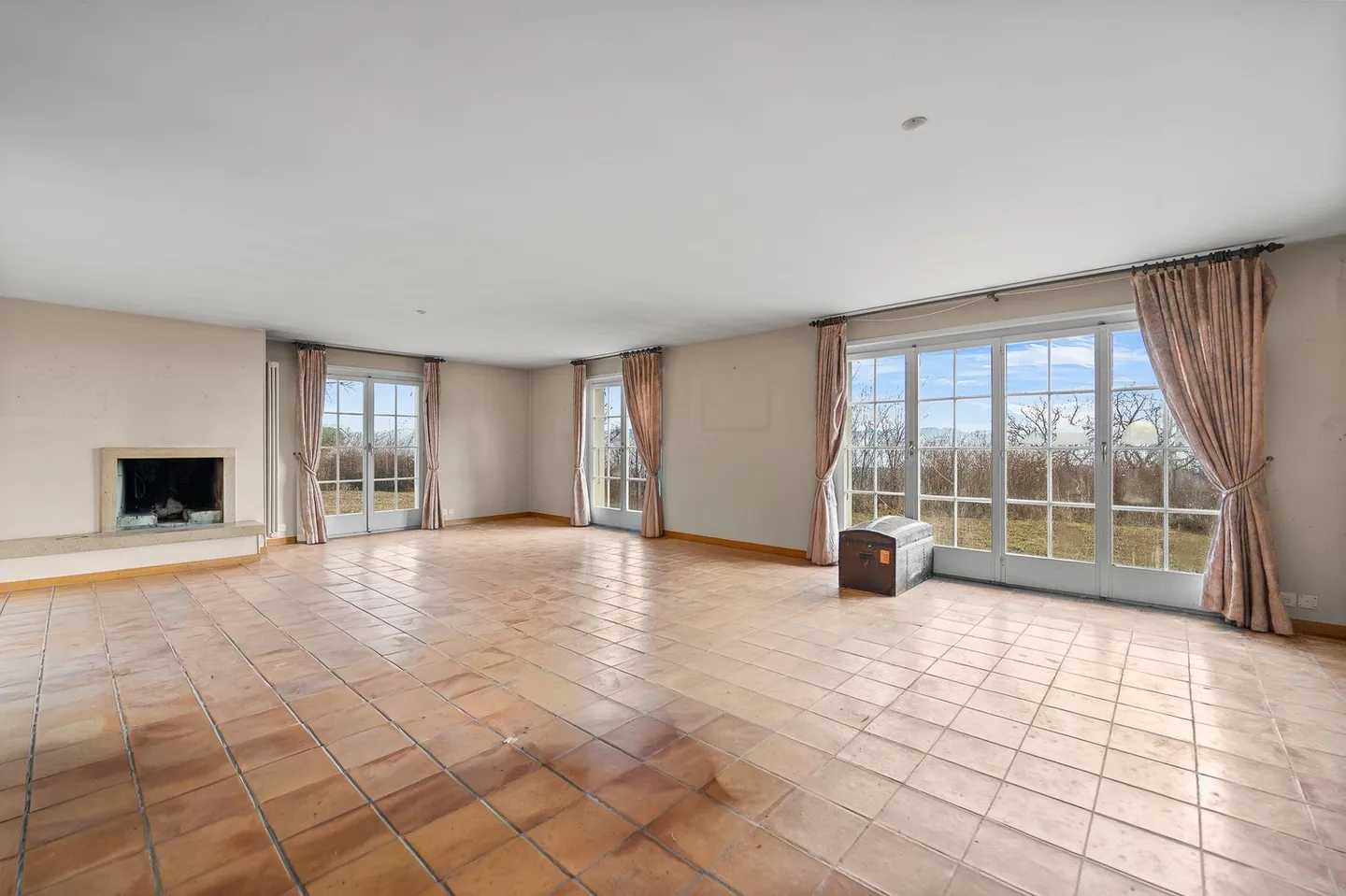 Magnificent Villa for Renovation in the Heart of the Vineyards with Exceptional Views of the Lake and the Alps - Photo 7 of 15