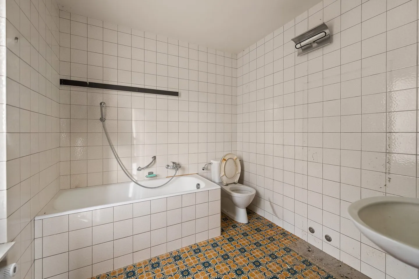 Magnificent Villa for Renovation in the Heart of the Vineyards with Exceptional Views of the Lake and the Alps - Photo 10 of 15