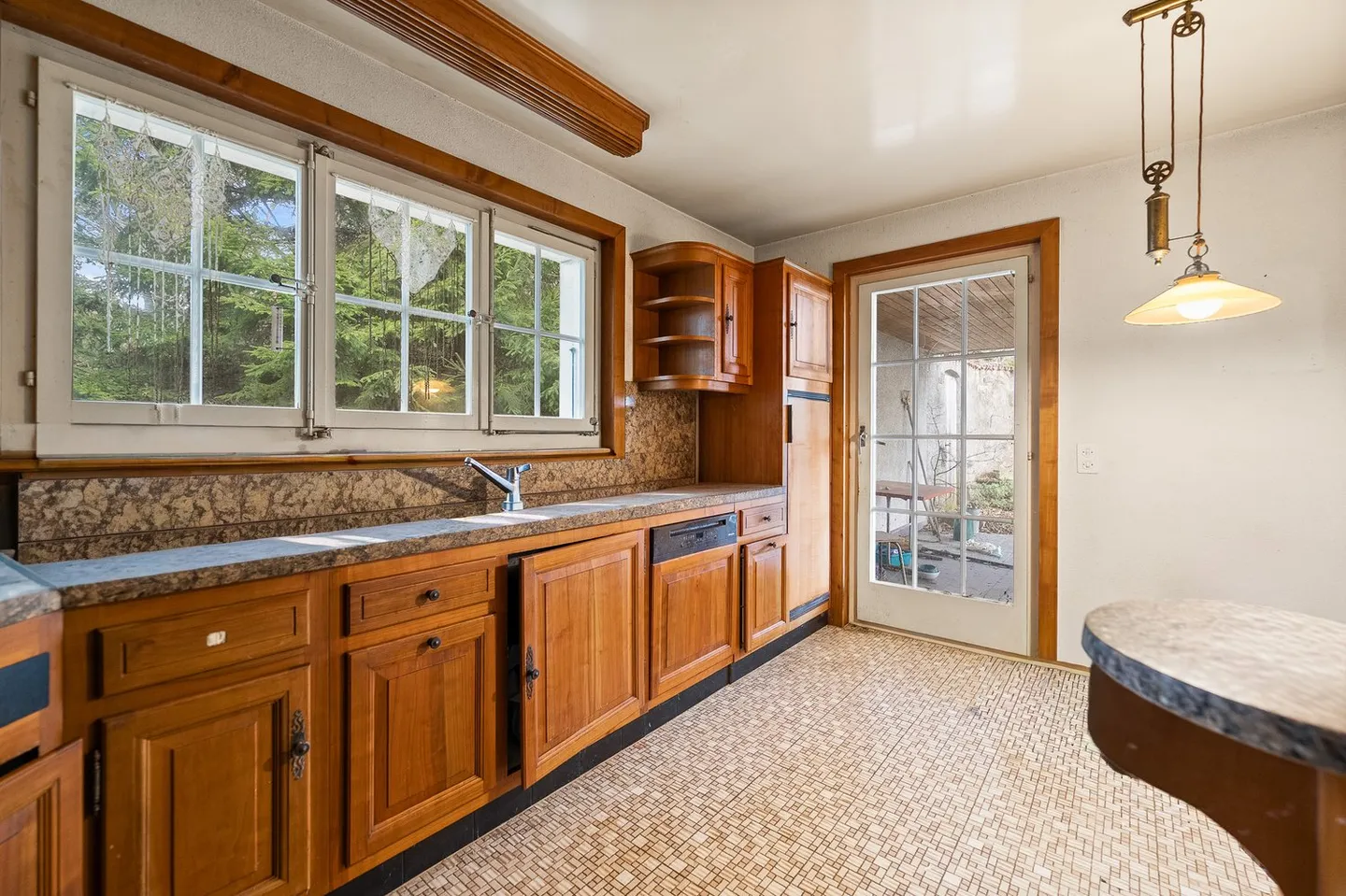 Magnificent Villa for Renovation in the Heart of the Vineyards with Exceptional Views of the Lake and the Alps - Photo 8 of 15