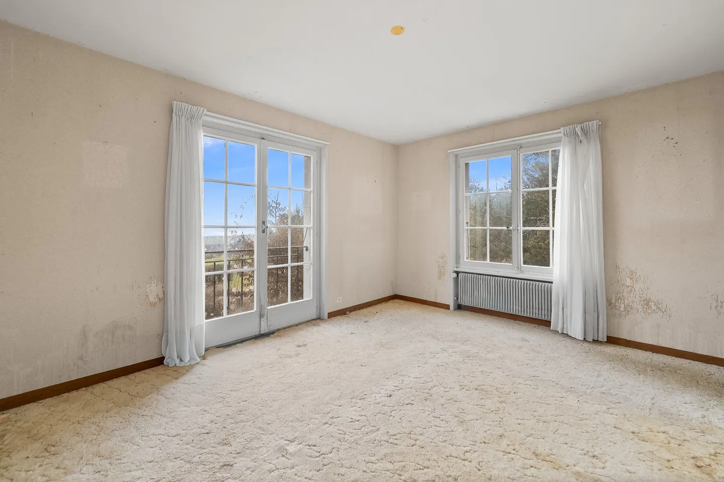 Magnificent Villa for Renovation in the Heart of the Vineyards with Exceptional Views of the Lake and the Alps - Photo 9 of 15