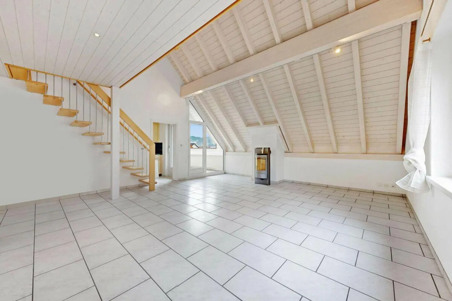 Luminoso appartamento duplex di 3,5 locali in una posizione tranquilla ma centrale - Foto 4 di 19