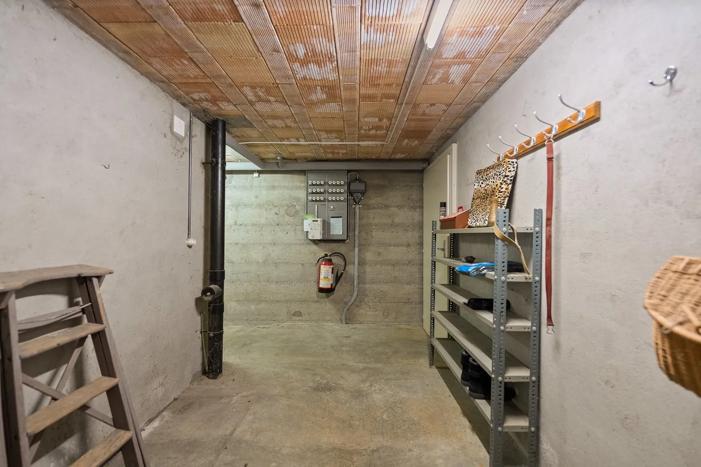 Magnificent Villa for Renovation in the Heart of the Vineyards with Exceptional Views of the Lake and the Alps - Photo 15 of 15