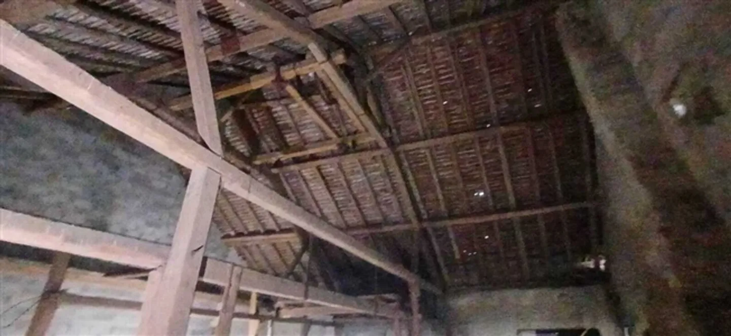 «Vieille bâtisse à vendre comme dépôt avec potentiel résidentiel» - Photo 1 sur 5