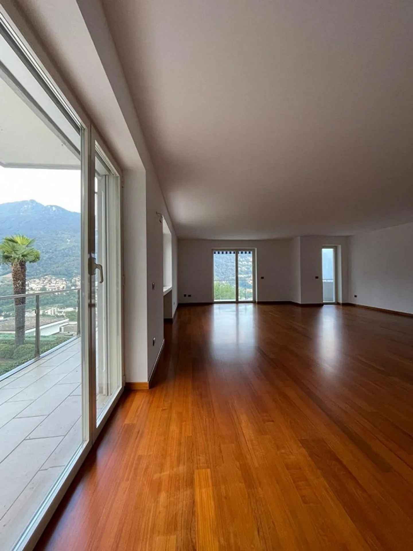 Appartement spectaculaire avec vue sur le lac - Porza - Photo 3 sur 16