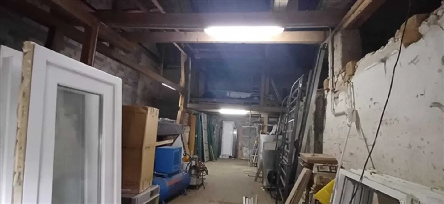«Vieille bâtisse à vendre comme dépôt avec potentiel résidentiel» - Photo 4 sur 5