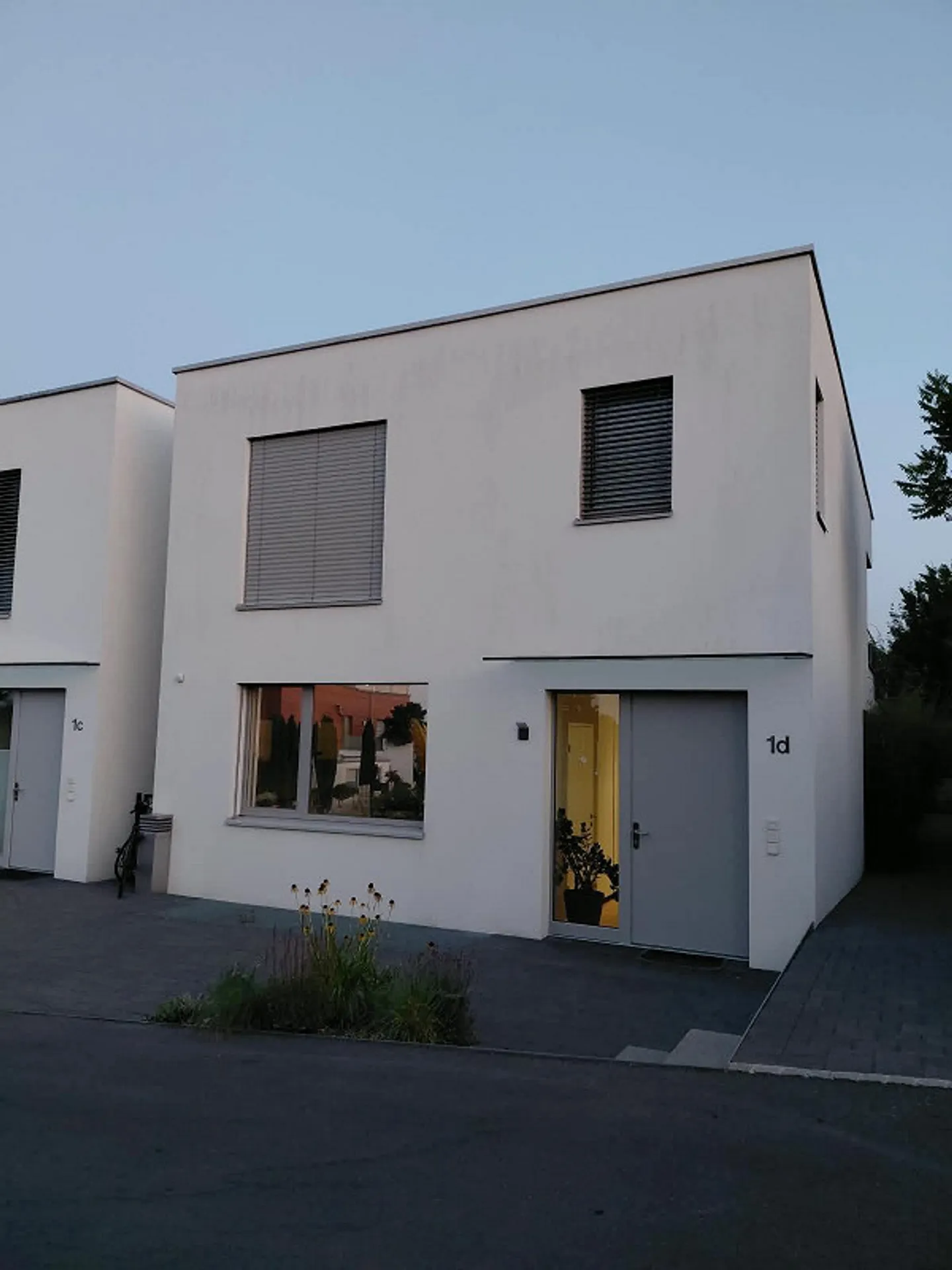 Modernes Einfamilienhaus mit Stadtblick - Foto 4 von 15