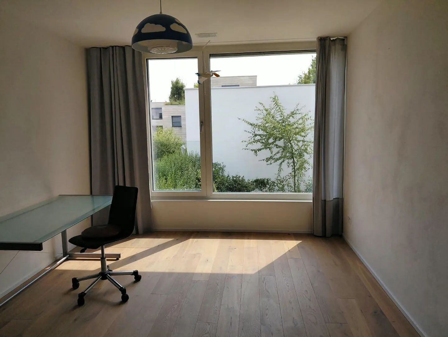 Modernes Einfamilienhaus mit Stadtblick - Foto 13 von 15
