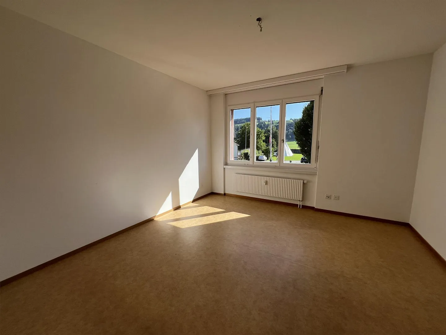 2.5 Room Apartment, 1st Floor - Photo 3 of 7